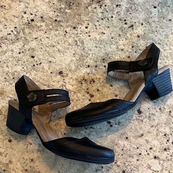 Clark’s Collection Leather Ankle Strap Heels 8.5 - Picture 1 of 3